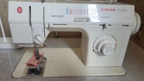 Máquina de Costura Singer Facilita - Usada