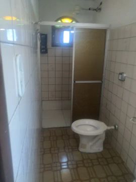 Alugo Casa 2 quartos sem crianças somente para universitariosvalor 1.200,00 mais....