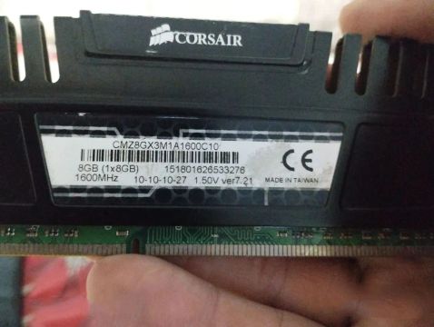 4 pentes de Memórias:  Corsair Vengeance  DDR3 1600MHz