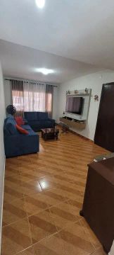 Sobrado com suite, churrasqueira e 2 vagas para locação, proximo ao Bem Barato, Taboão, Sã