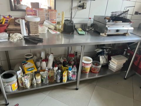 Mesa de aço inox com prateleiras