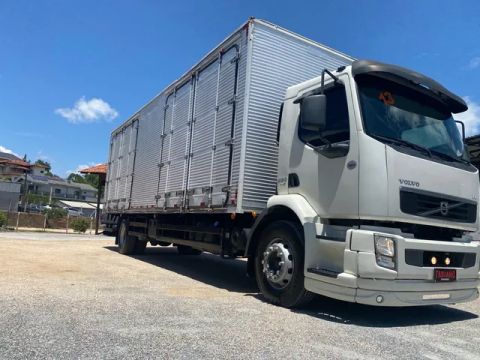VM 220 Toco Baú 9 metros 