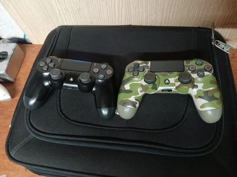 Controle PS4 Camuflado e Controle PS4 Preto funcionando 