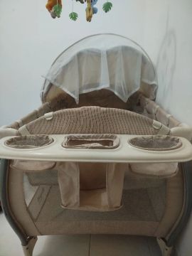 Berço portátil para bebê com mosquiteiro Burigotto 
