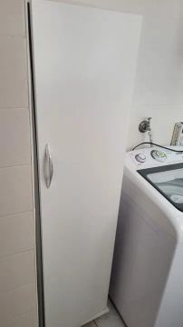 Armário Multiuso 1 porta c/ rodas em MDF Branco 160 cm x 42 cm x 30 cm