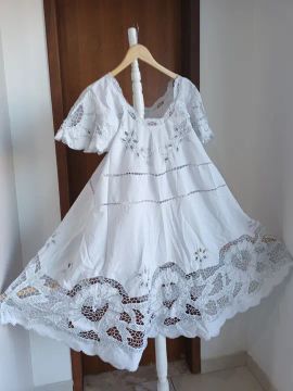 Vestido bordado branco e prata - Perfeito para eventos religiososs