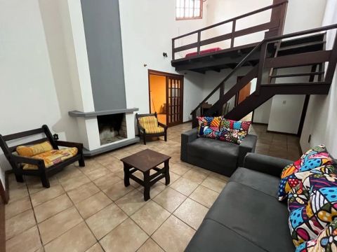 Casa de 5 dormitórios com piscina no bairro Zona Nova disponível para locação de temporada