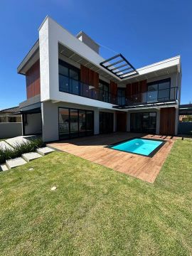 Casa moderna com piscina e vista espetacular
