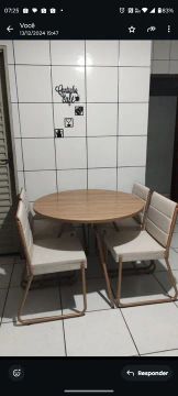 Mesa de jantar redonda em madeira