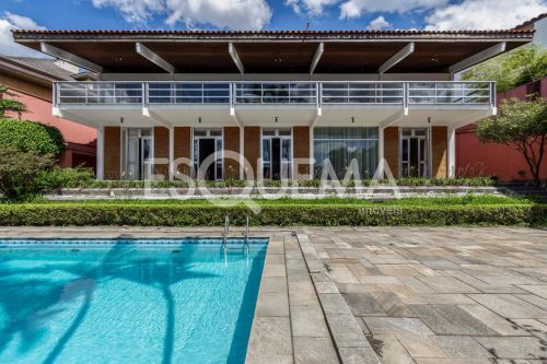 Casa com piscina em rua fechada