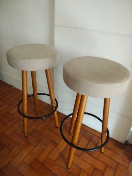 Par de Banquetas de Madeira com Assento Estofado