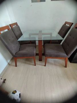 Mesa de jantar em vidro com 4 cadeiras