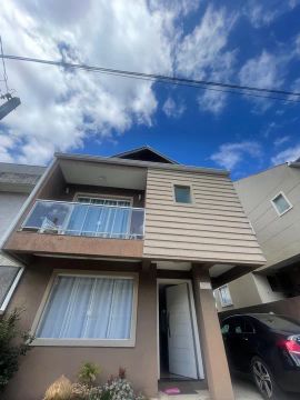 Sobrado triplex à venda em condomínio fechado 