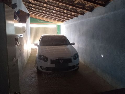 Casa com garagem coberta
