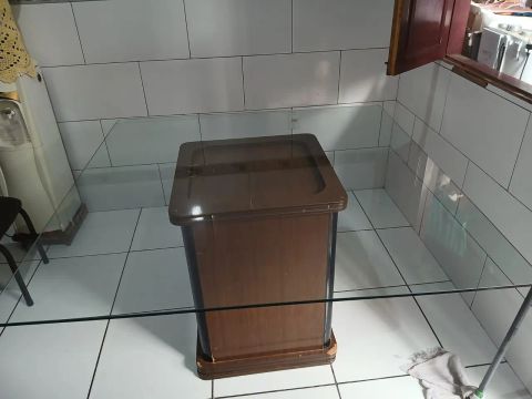 Mesa de vidro com base quadrada 
