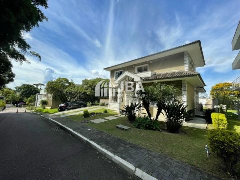 CASA COM QUARTO NO PISO TERREO E AMPLO QUINTAL