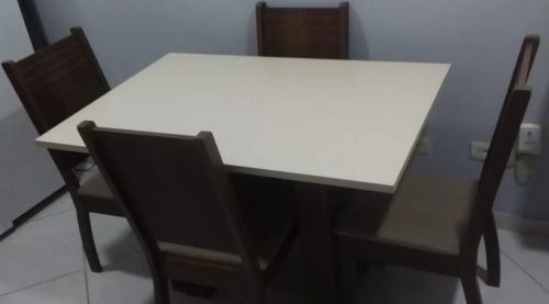 Mesa de jantar 4 cadeiras. Retirar no endereço.