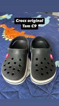 Crocs fashion negras con verde