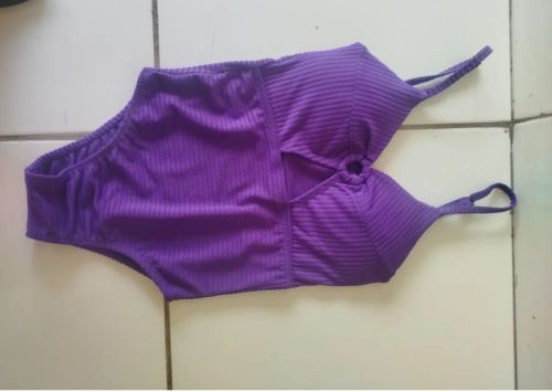 Maiô roxo com detalhe.