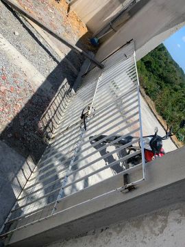 1 Portões de garagem 2,20 x 1,20 + 1 portões  pequeno 1 x 1,20 .