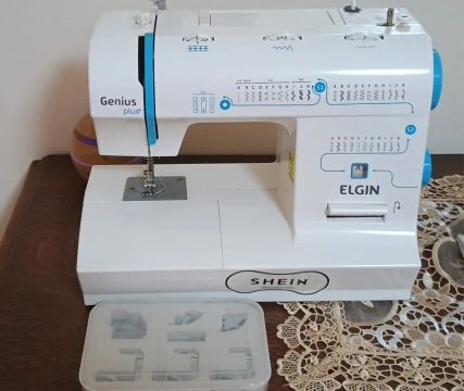 Máquina de Costura Elgin Genius Plus - Semi-nova!