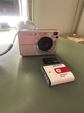 Cyber-shot Sony 7.2 mega pixels + bateria nova + cartão de memória 