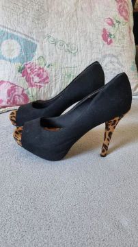  Salto Alto Preta com Detalhe Animal Print