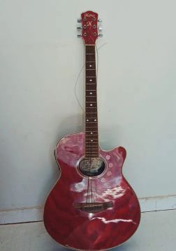 Violão elétrico Hofman com capa, usado.