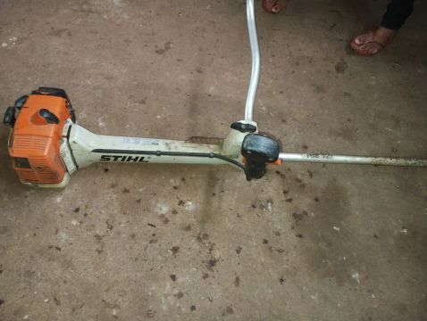 Vende-se urgente essa roçadeira  ,o preço dela é 4mil reais nova ,tô pedindo 1500 nela