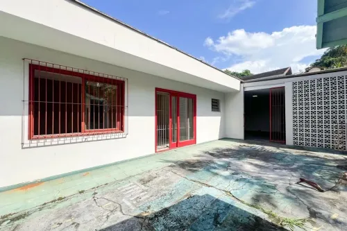 Alugo Casa Térrea com amplo quintal e 292m² - no bairro Itoupava Seca
