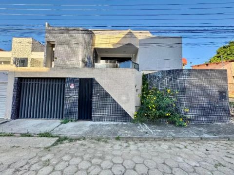 Casa Duplex 03 quartos com suíte em localização privilegiada no bairro Castelo Branco