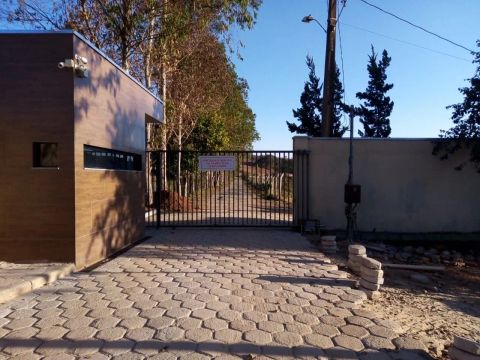 Casa com portão automático em condomínio fechado