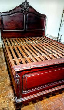 Cama de casal em madeira de lei (jacarandá)