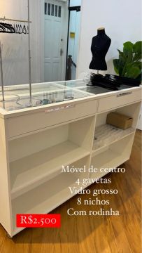 Móvel de centro com 4 gavetas e 8 nichos