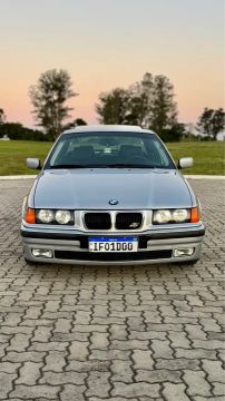 Bmw 328i em raro estado de conservação.