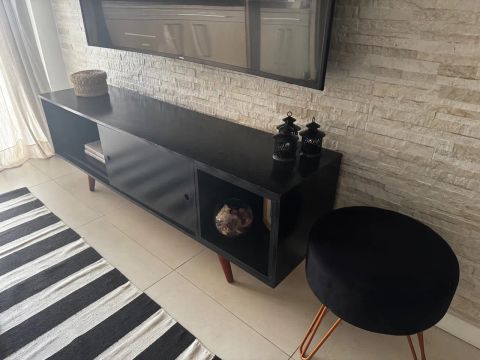 Rack de TV Preto Moderno - 1,6m