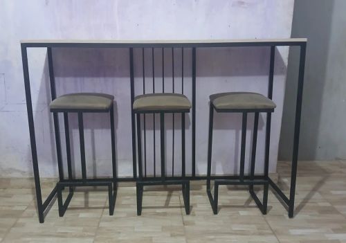 Mesa e Balcão com banquetas...