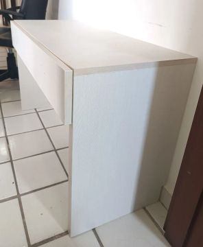 Escrivaninha/Penteadeira Infantil (baixa) com duas gavetas.
