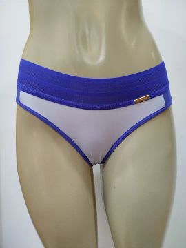 Calcinha de renda branca com detalhes em azul