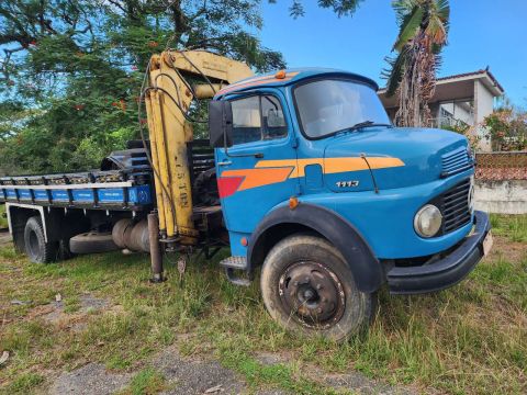 Caminhão Mercedes 1113 com munck