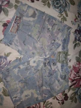 Shorts jeans feminino com estampa floral