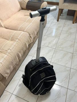 Mochila de rodinhas com alça retrátil