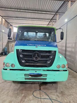 Caminhão Mercedes-Benz 