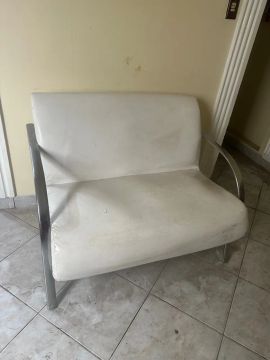 2 Sofásde 2 lugares branco com estrutura em aço