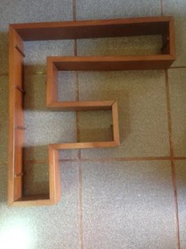 Nichos em mogno com formato de letras