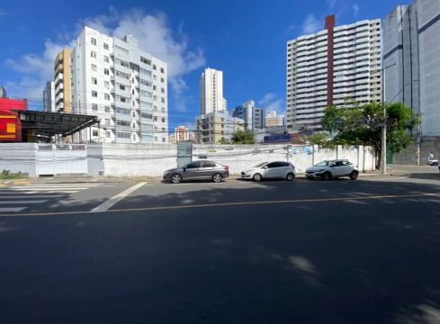 Imóvel para aluguel possui 1335 metros quadrados em Imbuí - Salvador - BA