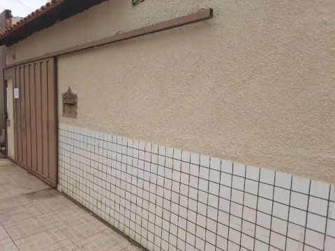 ALUGA-SE  imóvel com 3 quartos, 2 banheiros e garagem em Sobradinho II