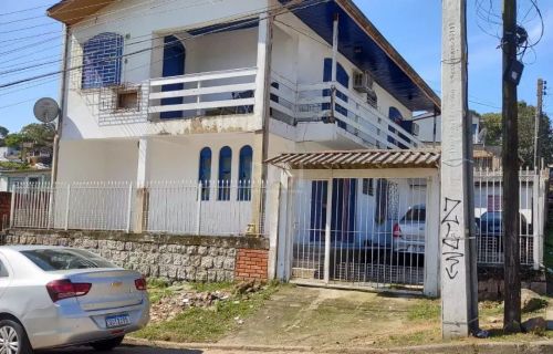 Casa | 4 quartos | 236m2 | 4 vagas | Bairro Vila São JoséDuas casas em alvenaria construíd