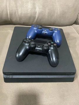 PlayStation 4 Slim + 2 controles + jogos