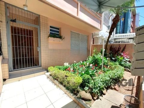 Libertas Imobiliária aluga!Ótimo apartamento no bairro Bom Fim, lateral, de 2 dormitórios.